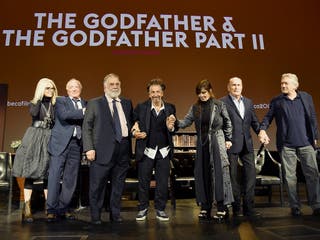 Diane Keaton, James Caan, Francis Ford Coppola, Al Pacino, Talia Shire, Robert Duvall en Robert DeNiro maken een buiging op het podium tijdens het panel voor 'The Godfather' 45th Anniversary Screening tijdens de slotavond van het Tribeca Film Festival 2017 in Radio City Music Hall